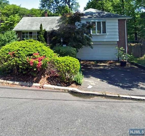 29 Skyline Dr, Englewood, NJ 07632-1815