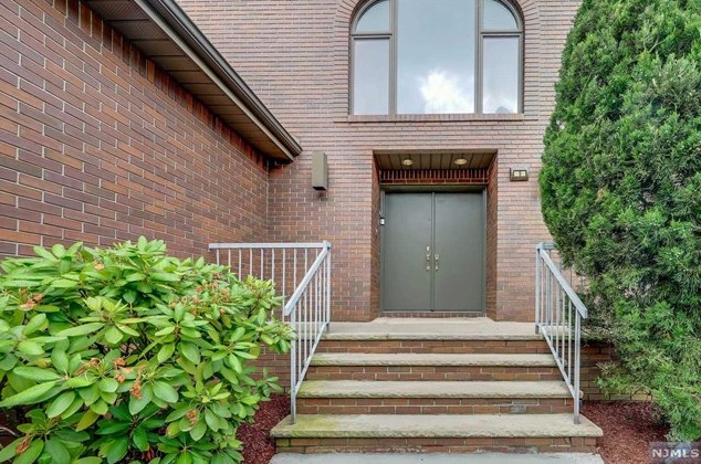 9 Bryan Ct, Wayne, NJ 07470-6259