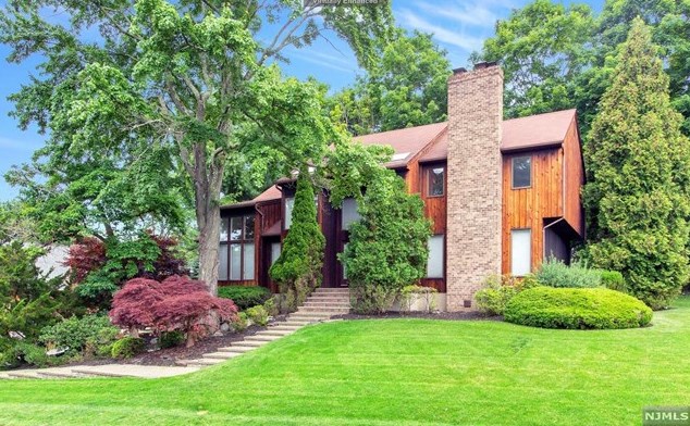 12 Stone Hollow Rd, Montvale, NJ 07645