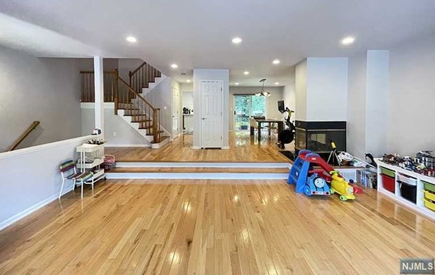 26 Lakeview Dr, Westwood, NJ 07675