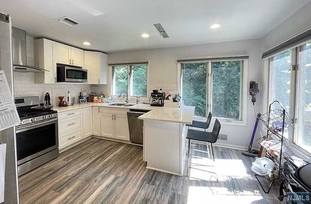 26 Lakeview Dr, Westwood NJ  07675-7065 exterior