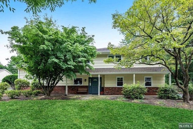 127 Willow Dr, Westwood, NJ 07675
