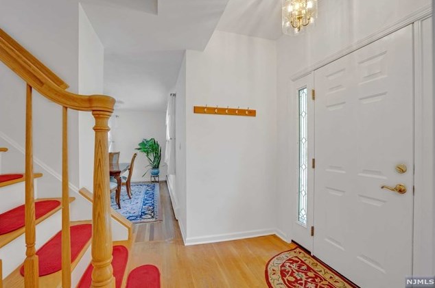 326 Sherwood Dr, Paramus, NJ 07652-3416