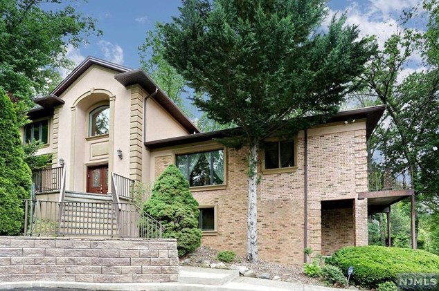 61 Overlook Dr, Westwood, NJ 07677