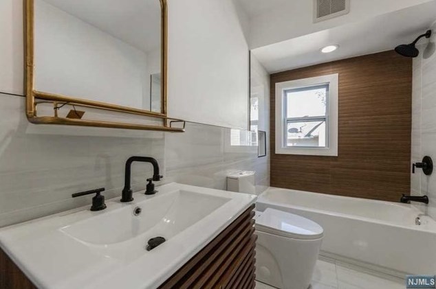 22 Orchard St, Hillsdale NJ  07642-2013 exterior