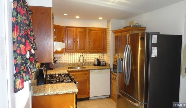 8 Macarthur Ave, Lodi, NJ 07644