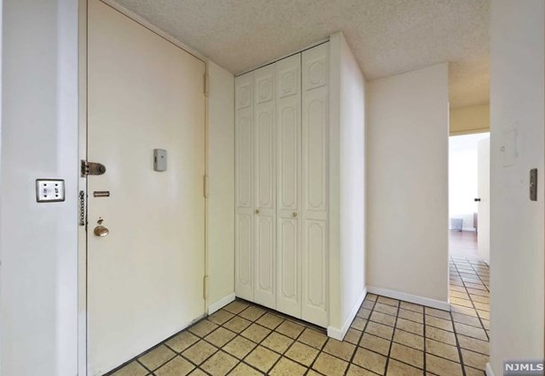 300 Winston Dr #2220, Cliffside Park, NJ 07010