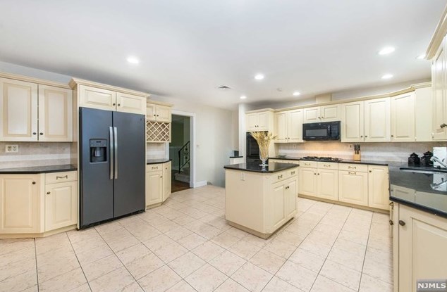 298 Mchenry Dr, Paramus, NJ 07652-3313