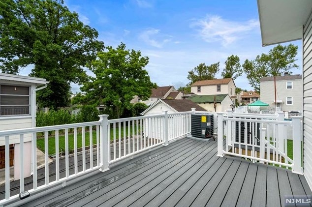 729 Golden Ave, Secaucus NJ  07094-3118 exterior
