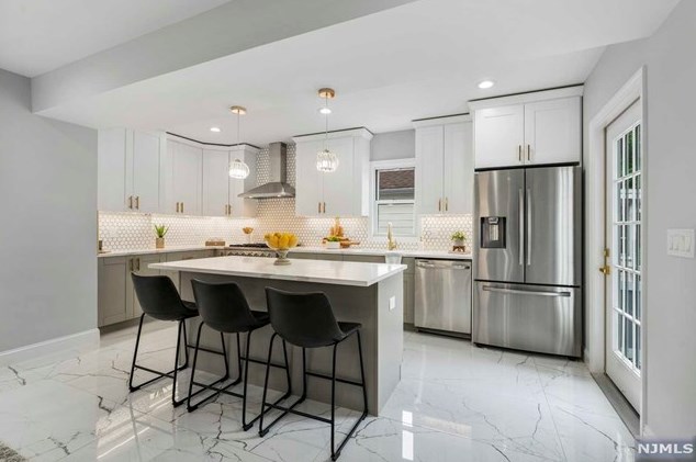 729 Golden Ave, Secaucus NJ  07094-3118 exterior