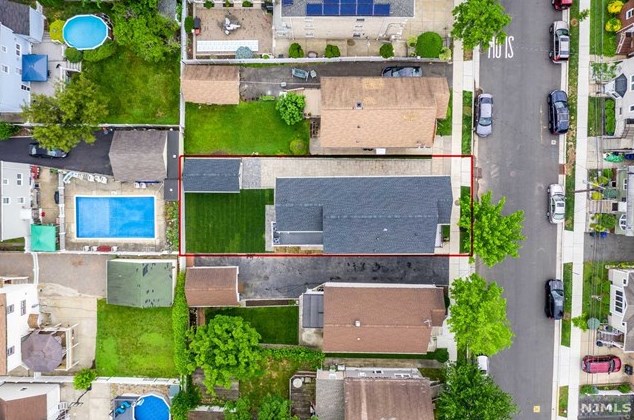 729 Golden Ave, Secaucus NJ  07094-3118 exterior