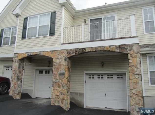 88 Mountainside Dr, Pompton Falls, NJ 07442-1761