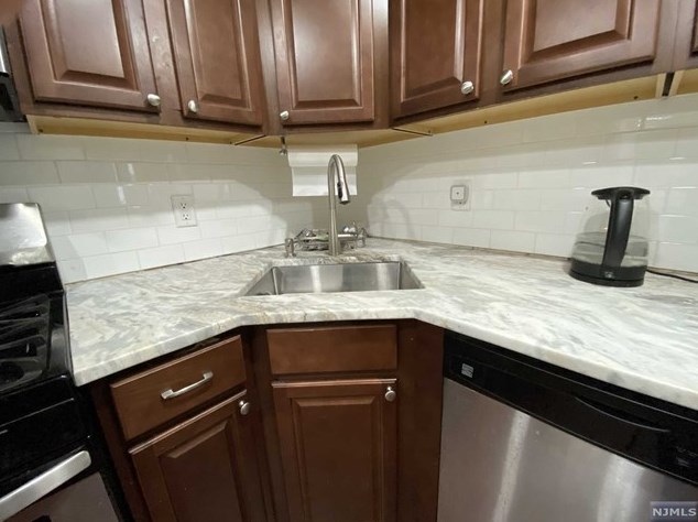 25 Morgan St, Bergenfield NJ 07621-3508 exterior