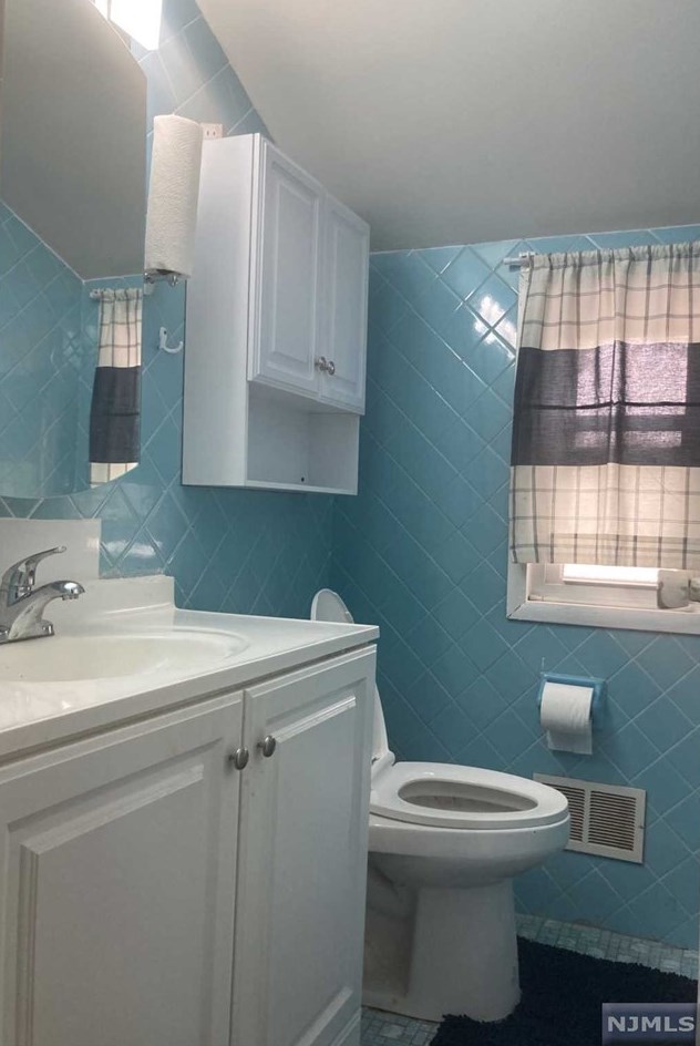 25 Morgan St, Bergenfield NJ 07621-3508 exterior