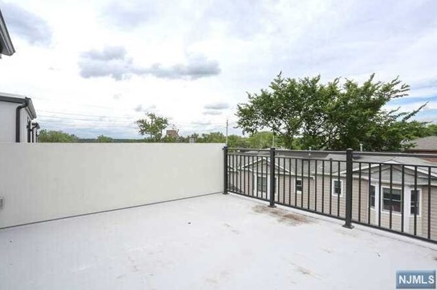 456 Grand Ave, Palisades Park, NJ 07650-2452