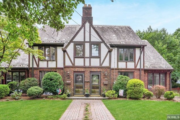 54 Pomander Walk, Ridgewood, NJ 07450