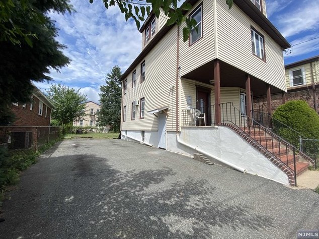 24 Charles St, Lodi, NJ 07644