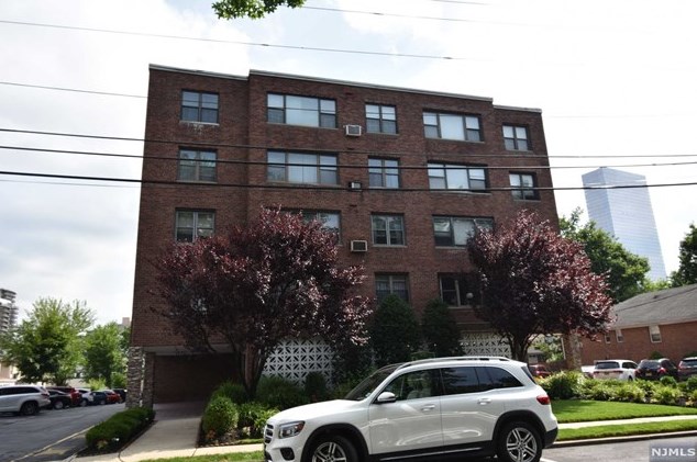 275 Hoym St #2e, West Fort Lee, NJ