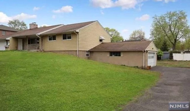 155 Midwood Rd, Paramus, NJ 07652