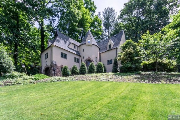 75 Forest Rd, Tenafly NJ  07670-2230 exterior