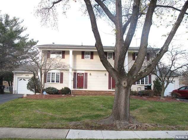 29 Millar Ct, Paramus NJ  07652-4311 exterior