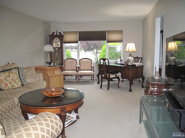29 Millar Ct, Paramus NJ  07652-4311 exterior
