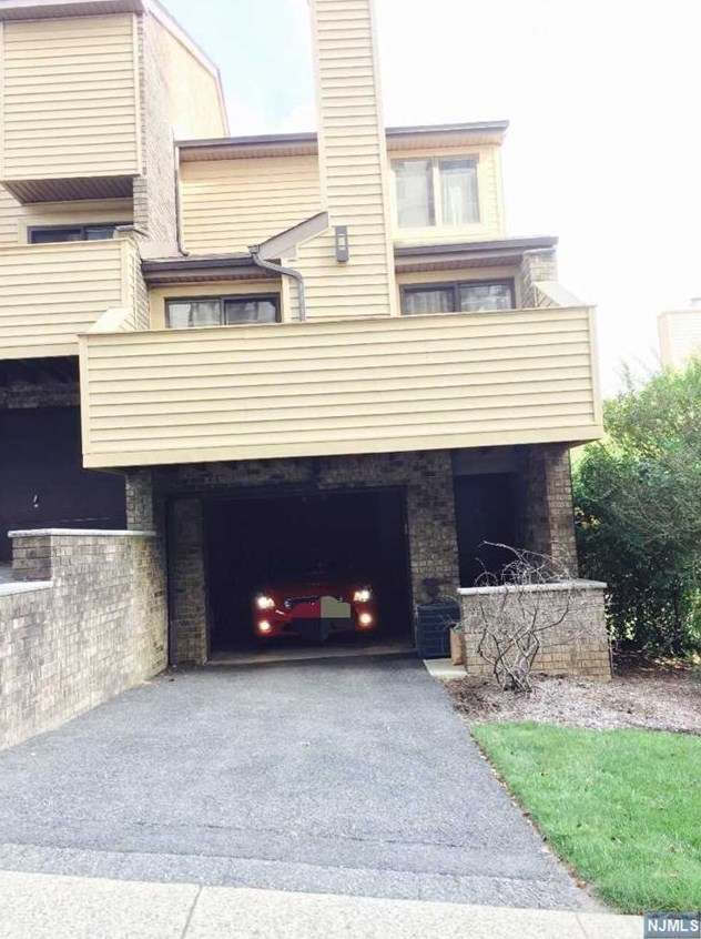 1268 15th St, West Fort Lee, NJ 07024