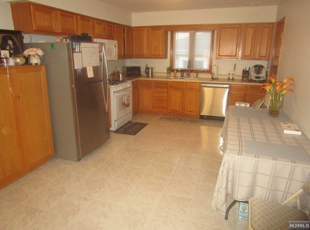 742 3rd Ave, Lyndhurst NJ  07071-1257 exterior