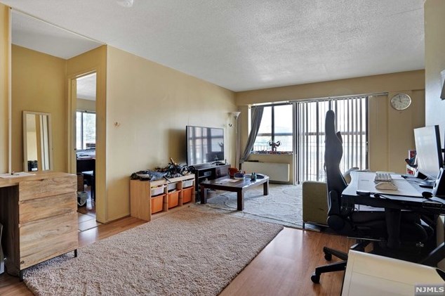233 12th St #2c, Palisades Park, NJ 07650