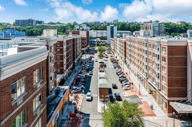 3209 City Pl, Edgewater, NJ 07020