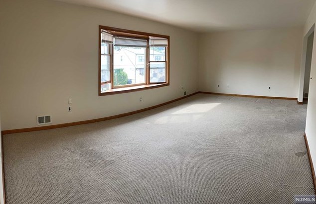 337 8th St, Carlstadt, NJ 07072