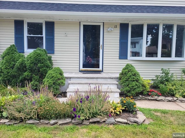 12 Momar Dr, Bergenfield, NJ 07621
