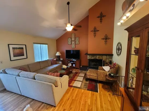 29 Holiday Ct, Westwood NJ  07675-5725 exterior