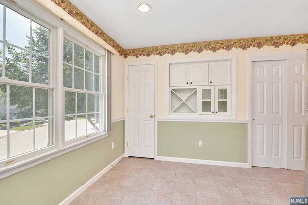 1 Sara Kathryn Way, Waldwick NJ  07463-1354 exterior