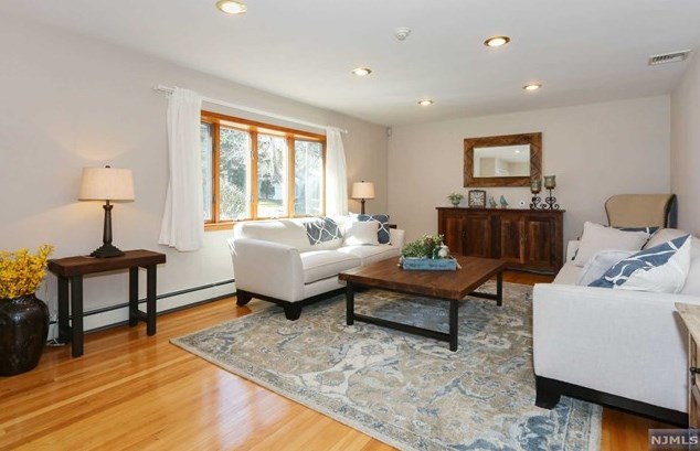 1 Cedar Ct, Closter, NJ 07624