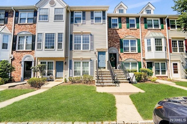 806 Sassafras Ct, Mahwah, NJ 07430