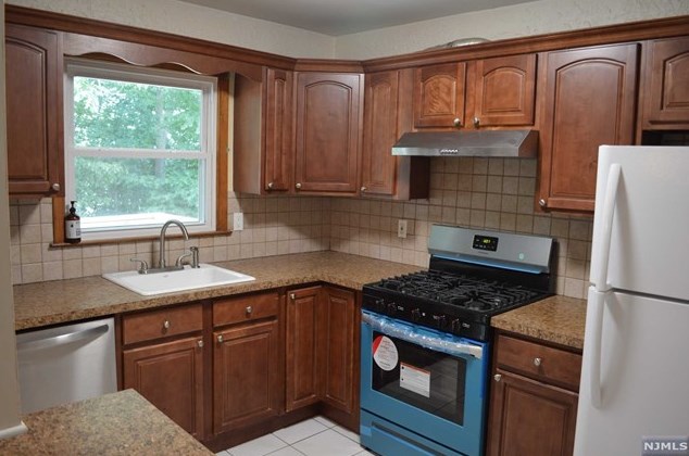 15 Chopin Dr #2, Paterson, NJ 07506