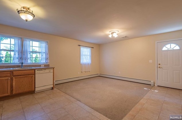 126 Prospect St, Paramus NJ  07652-4323 exterior