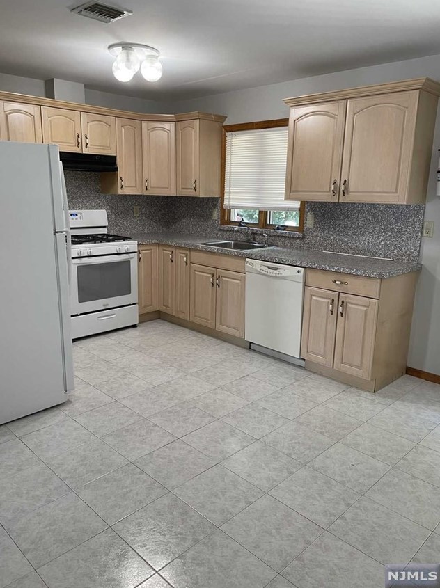 438 Myrtle Ave, West Fort Lee, NJ 07024