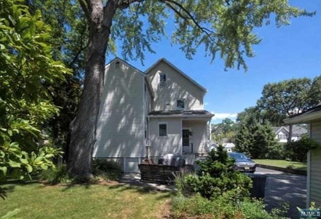 12 Lincoln Pl, Waldwick NJ  07463-1924 exterior