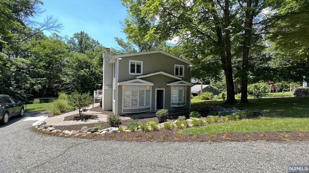385 Stonetown Rd, Skyline Lakes, NJ 07456