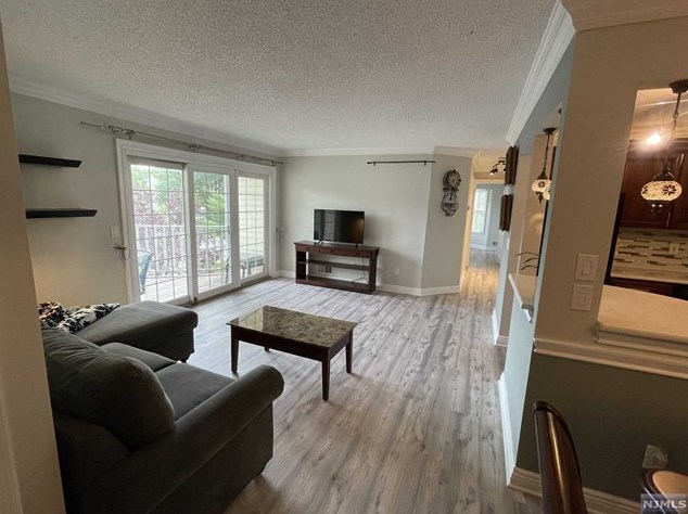 888 Tuliptree Ct, Mahwah, NJ 07430