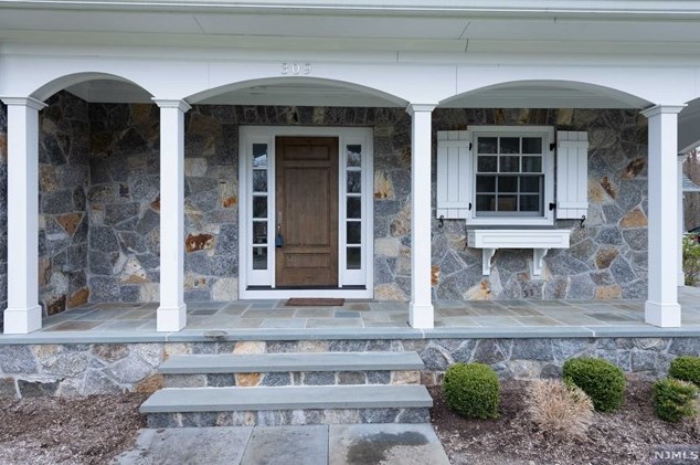 309 Sleepy Hollow Ln, Franklin Lakes, NJ 07417