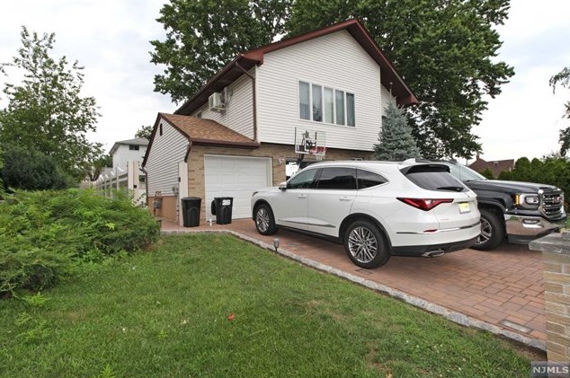 26 Livi Ct, Elmwood Park, NJ 07407