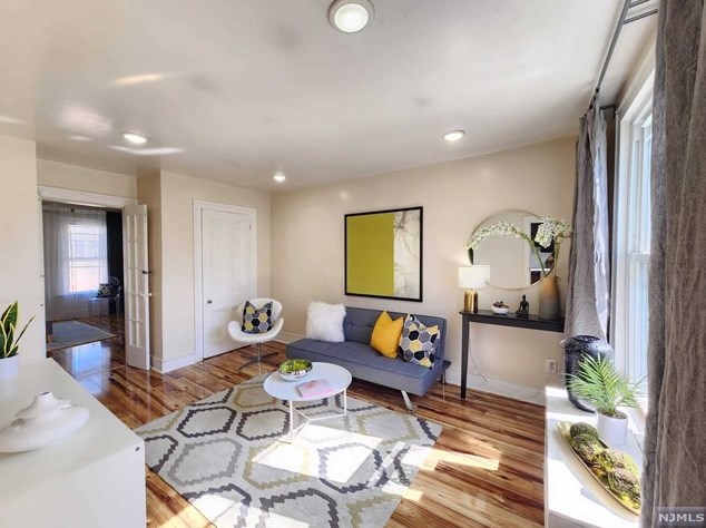 85 Stuyvesant Ave, Jersey City, NJ 07306-5718