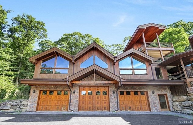 88 Deerhaven Rd, Mahwah, NJ 07430