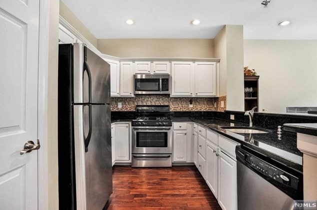 78 Lydia Dr, West New York, NJ 07093