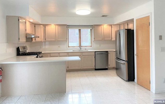 411 Center St #a, West Fort Lee, NJ 07024