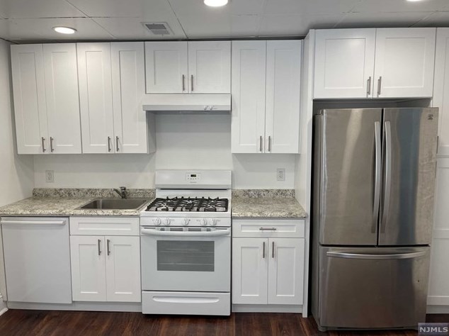 8 Whites Ln, Waldwick, NJ 07463