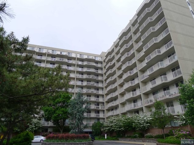 1055 River Rd Apt 402, Edgewater, NJ 07020